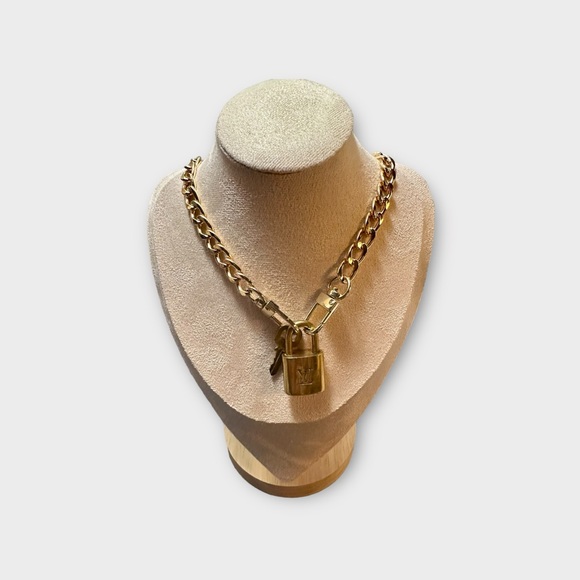 💯Authentic Louis Vuitton lock & key set w/unbranded gold plated chain 16" 🎉 - Picture 2 of 4